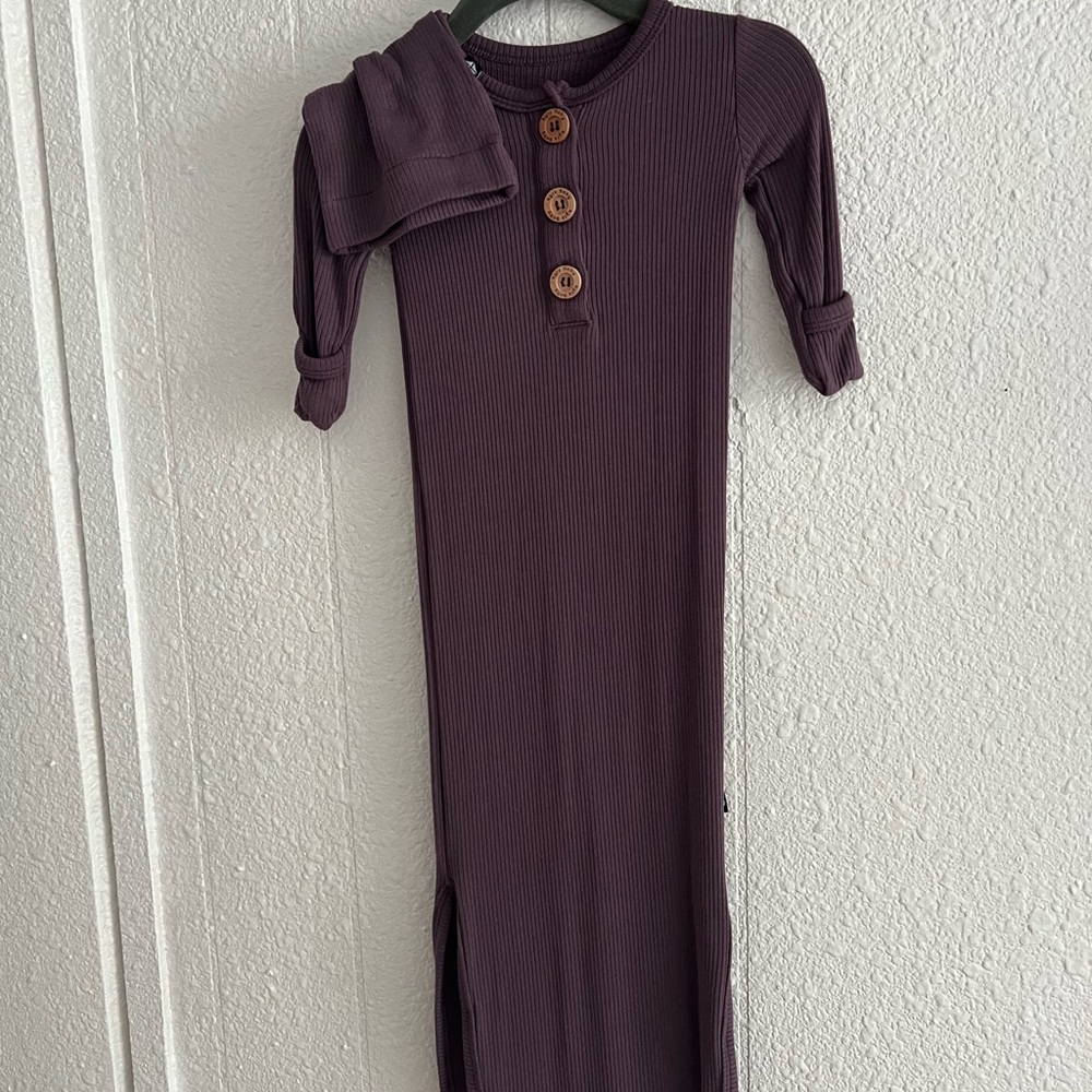 Kyte Baby knotted gown with hat in Currant 0-3